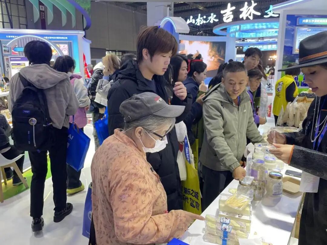 我院学生在内蒙展区品尝展品