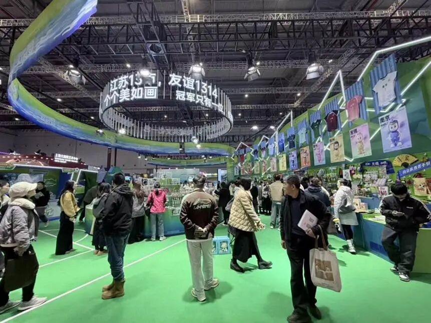 学生们参观江苏省文旅展位