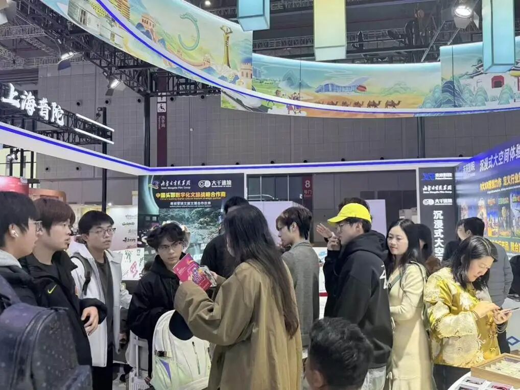 会展专业教师在展会现场进行教学讲解