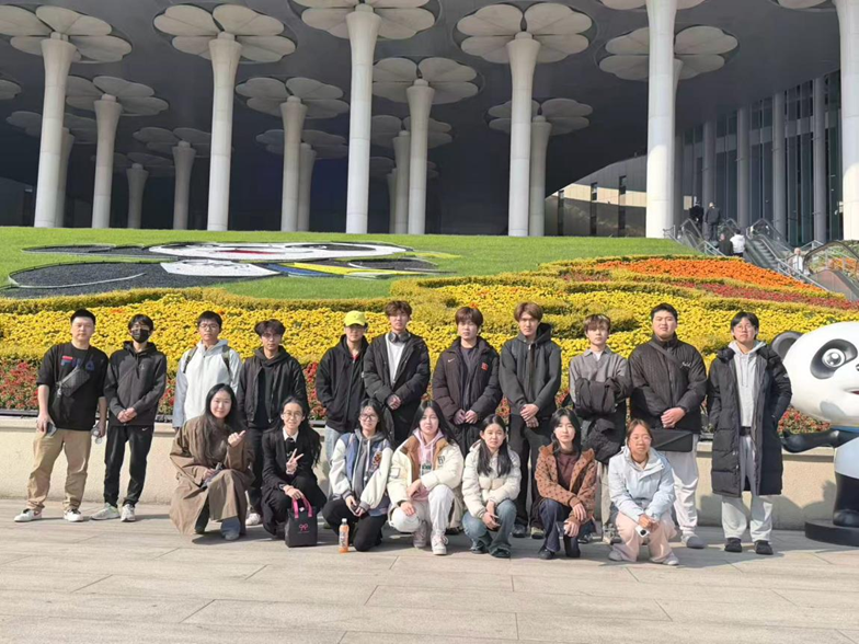 我院学生与教师在场馆入口合照