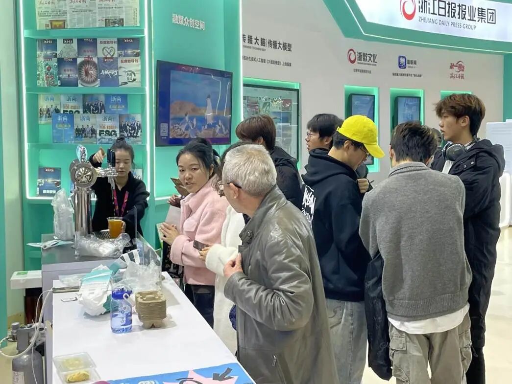 学生参与浙江日报展区互动