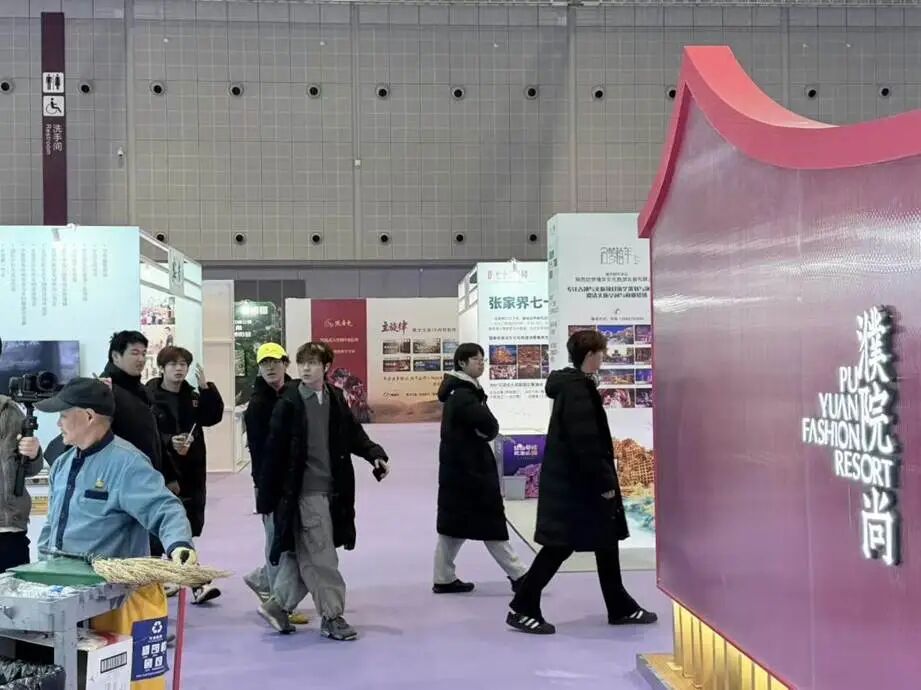 我院学生们结队参观展区