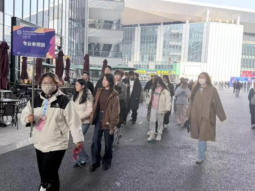 展会工作人员带领学生参观