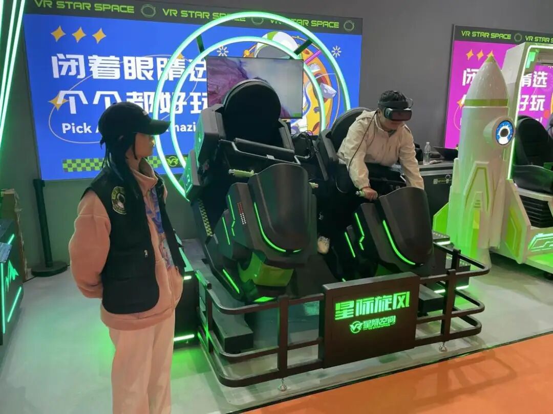 学生体验“星际空间”VR互动