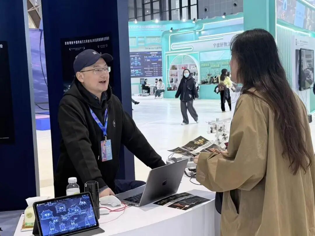 我院教师与VR教学展商交流