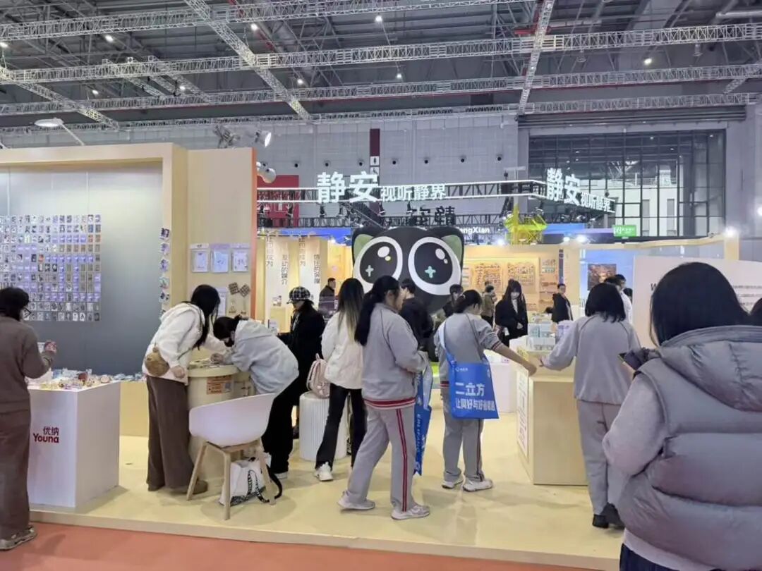 我院学生们参观长三角展区