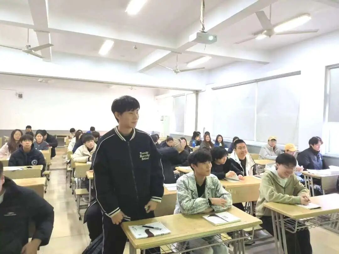 金融2024级同学们积极向企业导师开心提问，现场互动热烈