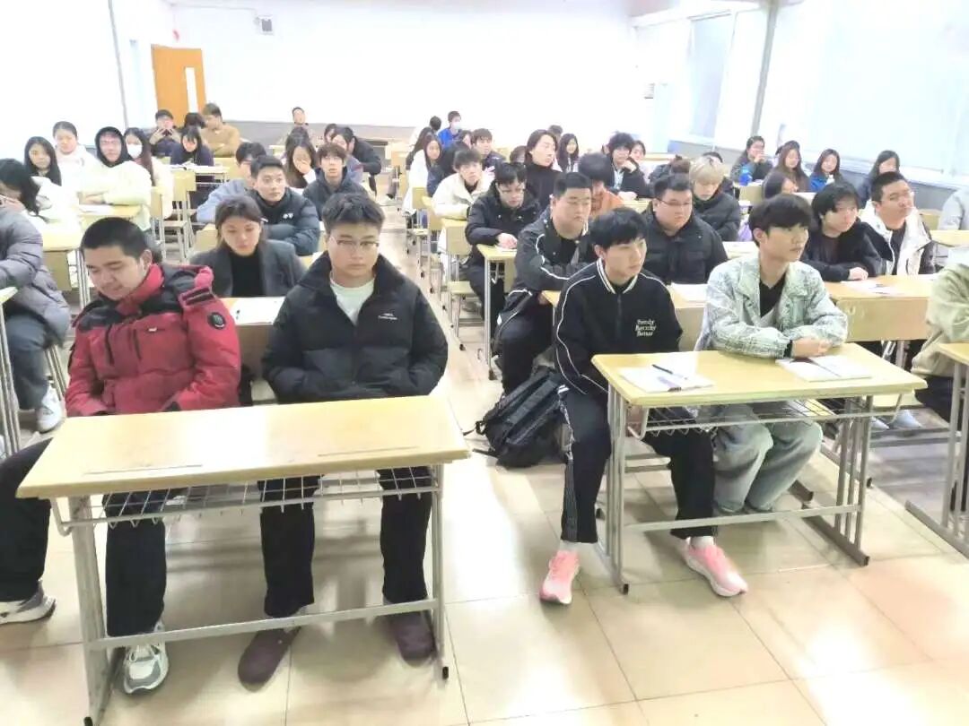 2024级金融班学生认真学习企业导师的课程讲解