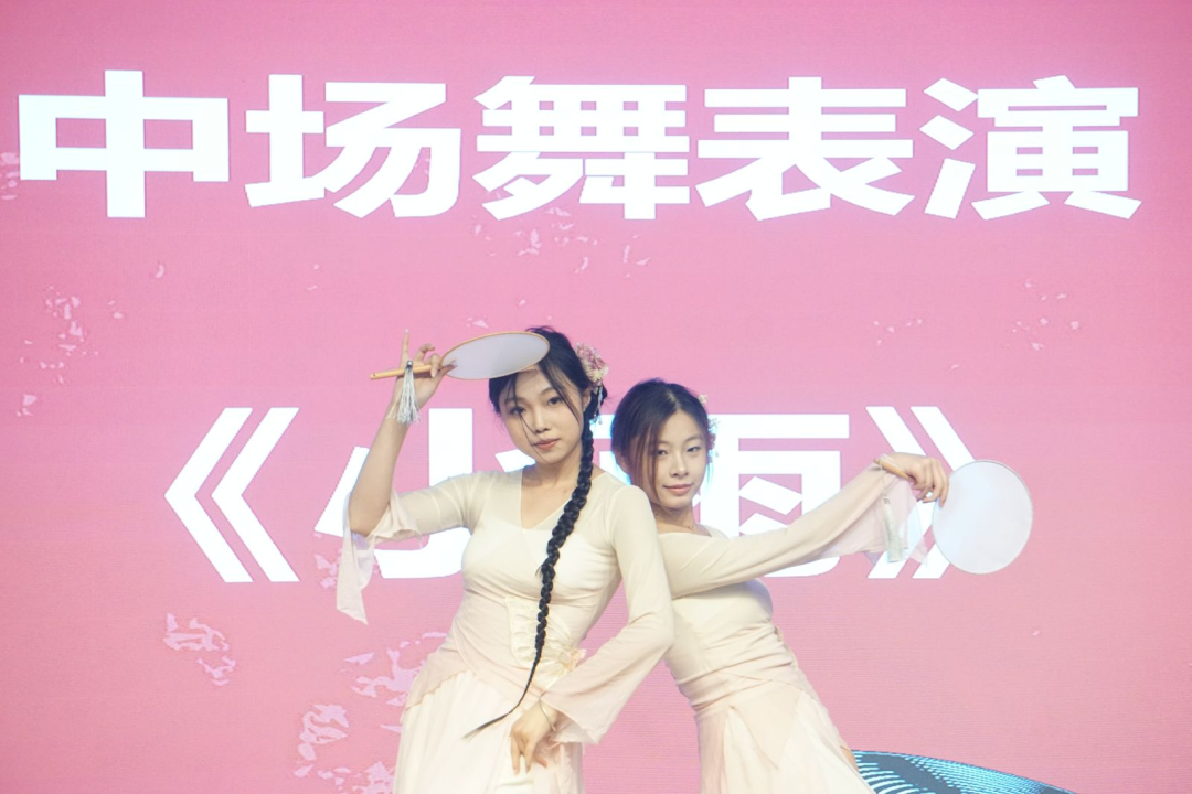 中场舞由古风社带来的舞蹈《小雨》