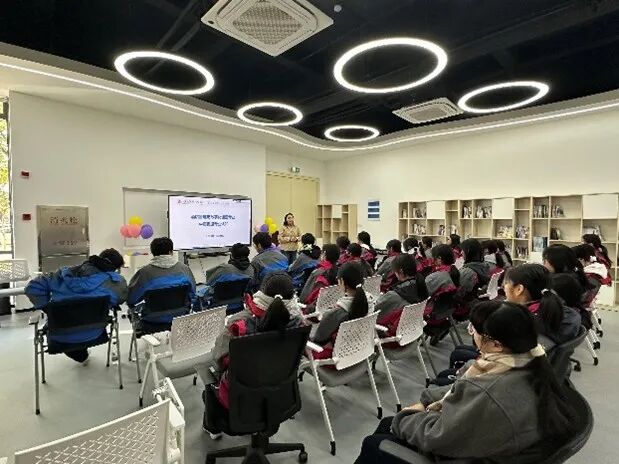 于丽艳副院长致辞并介绍专业