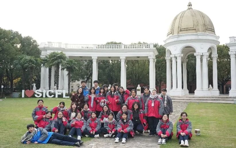 严丹芬老师带领学生参观校园